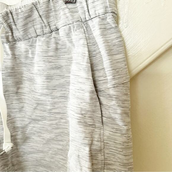 Lululemon On the Fly Shorts Gray Striped Elastic Drawstring Waist Pockets Size 8 - Picture 3 of 6